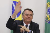 Jair Bolsonaro cava com pá pesada seu próprio impeachment