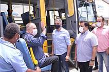 Com recurso destinado por Fábio Reis, são entregues 24 ônibus escolares