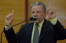 Gualberto preocupado com ameaça de congelamento de salários do servidor