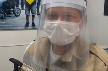 Janier Mota entrega protetores faciais a agentes de trânsito