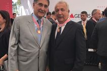 Medalha JK deixa JB emocionado