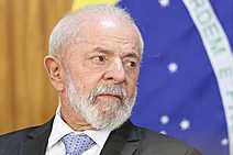 Lá e cá, o trator ruge