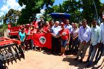 João Daniel entrega trator e equipamentos para agricultores de Malhador
