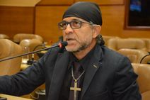 Moritos Matos, as madeixas e a bandana rosa