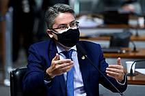 Alessandro Vieira vê elo fatal entre os mortos da Covid e o discurso negacionista de Bolsonaro