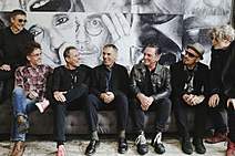 Penso que viver é a busca da felicidade, que entendo como plenitude