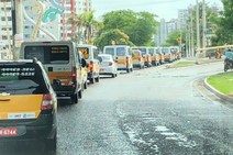 Pedindo isenção de impostos, motoristas de vans escolares protestam 