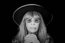 Espelho, espelho meu: a feitiçaria de um rosto sem idade