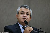 Elber Batalha, uma pedra nos sapatos de Emília Corrêa