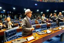 Vídeo: Valadares se afasta do Senado para tratar da saúde 