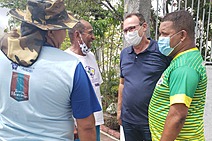 Zezinho Sobral dialoga com moradores do conjunto Agamenon Magalhães, em Aracaju