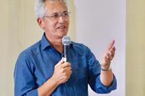 Marcos Santana observa atos do vice Adilson