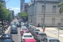 Mais de 200 motoristas do Uber fazem carreata de protesto em Aracaju  
