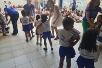 Baneseanos doam presentes para crianças da Casa do Pequenino