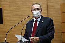 Zezinho Sobral se equilibra entre ônus e bônus da liderança do Governo na Alese