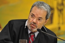 Clovis e o faça o que mando, mas não faça o que eu faço