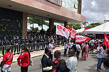 Governo de Belivaldo e trabalhadores públicos fazem do entorno da Alese uma praça de guerra