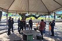 Polícias desmontam acampamento erguido por bolsonaristas em frente ao Quartel do 28 BC