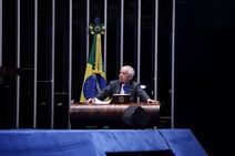 Elber comemora aprovação de projeto do reembolso de bilhetes aéreos