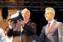 Jackson recebe Medalha do Mérito Cultural na abertura do Fasc