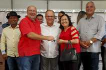 Governador entrega equipamentos e firma parcerias para o desenvolvimento agrícola 