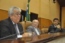 “Valadares é um senador adolescente e precisa trabalhar”, diz Almeida Lima