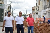 João Daniel e Olivier Chagas, pré-candidato a prefeito, visitam obras em Itabaiana