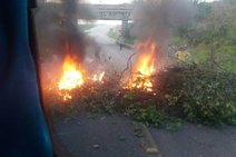 Militantes em apoio ao ex-presidente Lula bloqueiam rodovia em Sergipe