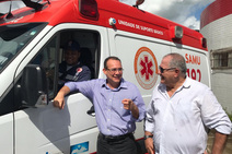 Zezinho Sobral acompanha entrega de ambulância do Samu em Laranjeiras