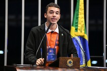 Jovem sergipano vivencia rotina de senador   