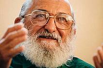 Paulo Freire, Milton Santos e Cora Coralina: um diálogo amoroso com a educação brasileira