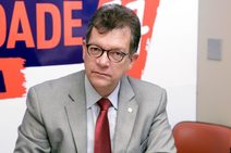 Laércio vê falta de competência de Jony para coordenar bancada