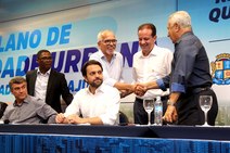 Jackson, André e Edvaldo juntos em assinatura de plano de mobilidade 