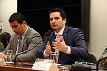 Gustinho Ribeiro defende piso nacional de R$ 7.616 para enfermeiros