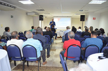 Fábio Henrique discute projeto da Orla Sul com donos de bares