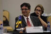 Josué Modesto pinta retrato em preto e branco da Educação  