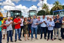 Fábio Reis participa de entrega de equipamentos ao DER