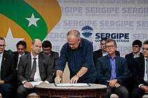 Belivaldo celebra protocolo com Petrobras para estímulo da exploração do gás natural 