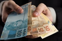 Enquanto deve salário, prefeito de Ribeirópolis nomeia CCs