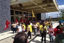 Governador sai sob vaias em evento da Educação