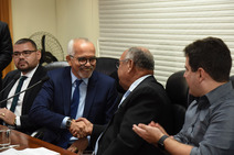 Edvaldo sanciona lei que amplia valor para cobrança judicial de dívidas 