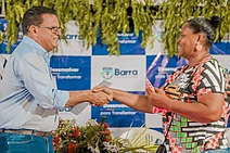 Inédito na Barra: Prefeito Alberto Macedo entrega escrituras de imóveis para 100 famílias