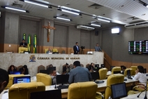 Câmara corta 35% dos CCs e promete concurso este ano