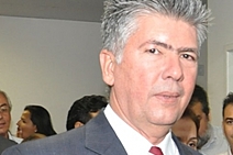 Ao colega engenheiro João Alves Filho, que mudou de andar 