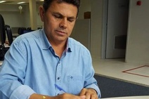 Prefeito antecipa salário e férias dos professores 