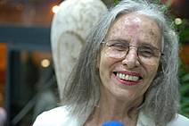 Aos 75 anos, Ilma Fontes pula pro outro lado. É autora do verso “Aracaju é apenas um cu / mas como dói”