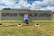 Médica sergipana se acorrenta em frente ao STJ contra mudança de rol na ANS*