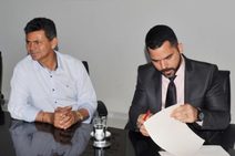 Valmir assina acordo  para acabar com o lixão da Terra Dura