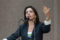 Emília Corrêa: “As pessoas ficam aclamando meu nome como prefeita”