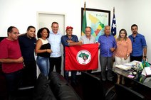 Governo entrega caminhões para cooperativas e assentamentos da reforma agrária